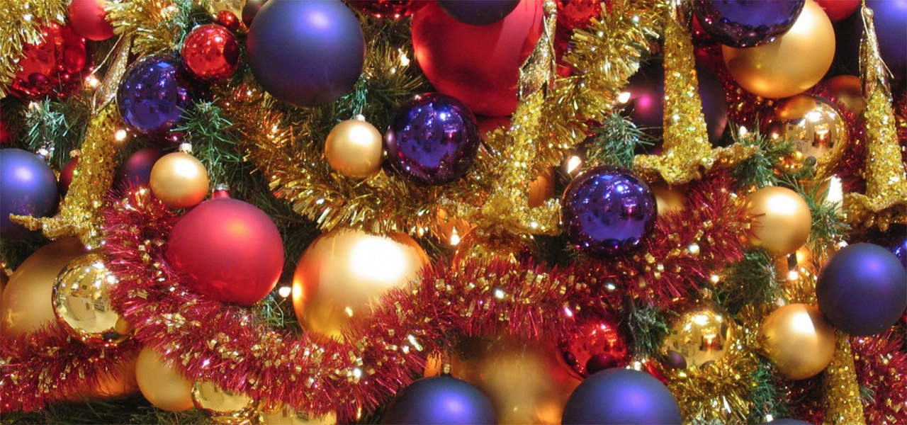kleurrijk_versierde_kerstboom